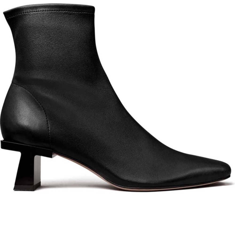 Calf leather
side zip fastening
Outer: Goat Skin 100%
Sole: Calf Leather 100%
